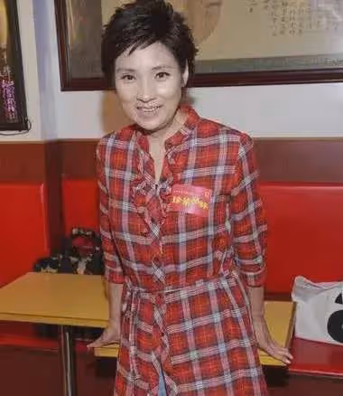 戚美珍作為TVB五美之一，無論是古裝還是現代裝都好美的！