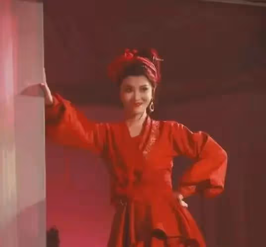 為何李雲霄無論怎麼穿搭，總是顯得她既明艷又女人還端莊？
