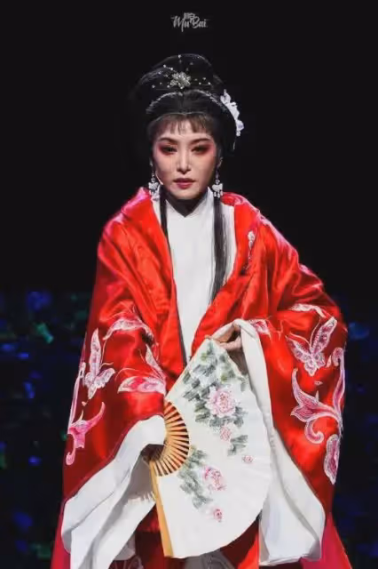 為何李雲霄無論怎麼穿搭，總是顯得她既明艷又女人還端莊？