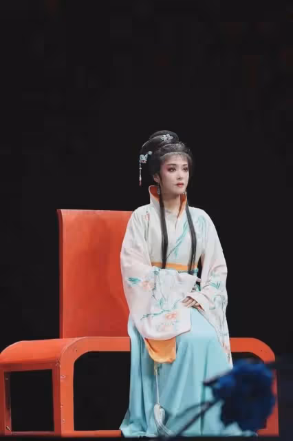 為何李雲霄無論怎麼穿搭，總是顯得她既明艷又女人還端莊？