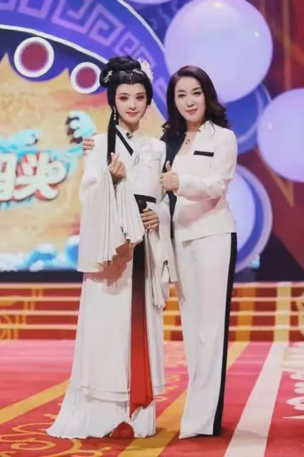 為何李雲霄無論怎麼穿搭，總是顯得她既明艷又女人還端莊？