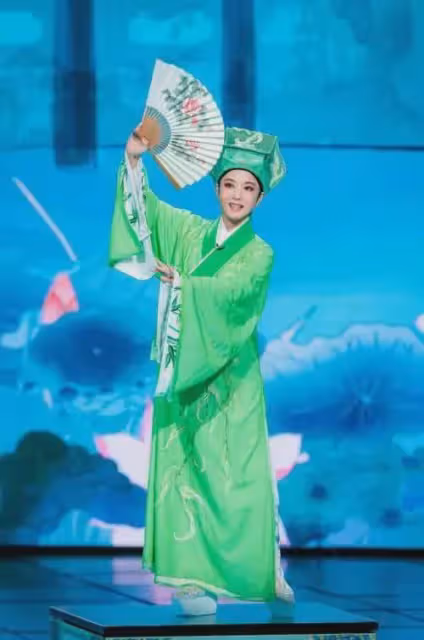 為何李雲霄無論怎麼穿搭，總是顯得她既明艷又女人還端莊？