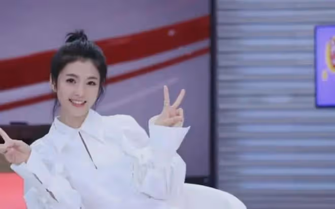 為何李雲霄無論怎麼穿搭，總是顯得她既明艷又女人還端莊？