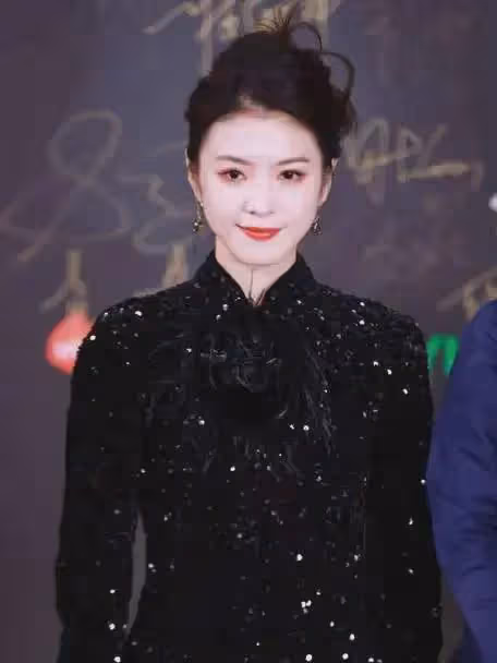 為何李雲霄無論怎麼穿搭，總是顯得她既明艷又女人還端莊？