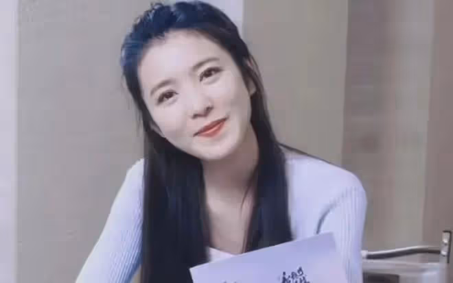 為何李雲霄無論怎麼穿搭，總是顯得她既明艷又女人還端莊？