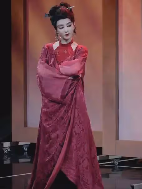 為何李雲霄無論怎麼穿搭，總是顯得她既明艷又女人還端莊？