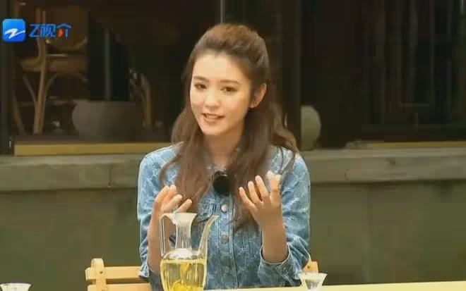 為何李雲霄無論怎麼穿搭，總是顯得她既明艷又女人還端莊？