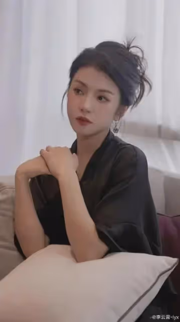 為何李雲霄無論怎麼穿搭，總是顯得她既明艷又女人還端莊？