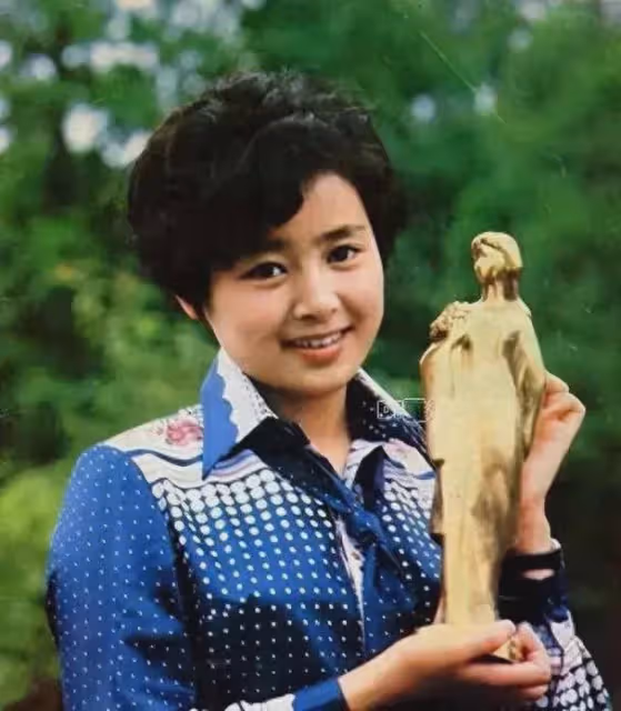 張瑜年輕時候明艷嬌俏,自然老去優雅貴氣!