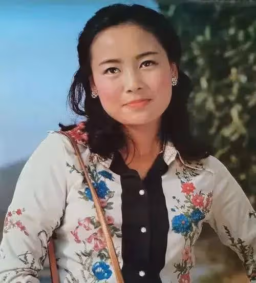 張瑜年輕時候明艷嬌俏，自然老去優雅貴氣！