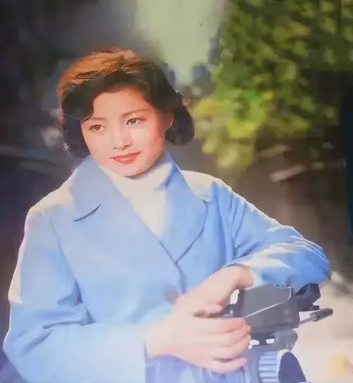 張瑜年輕時候明艷嬌俏，自然老去優雅貴氣！