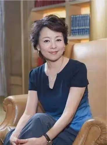 張瑜年輕時候明艷嬌俏，自然老去優雅貴氣！