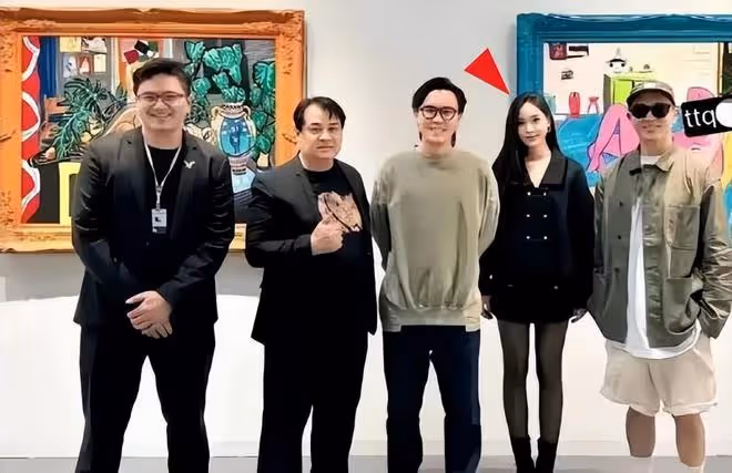小S女兒支持具俊曄畫展,大S疑似出鏡,她戴墨鏡瘦了很多