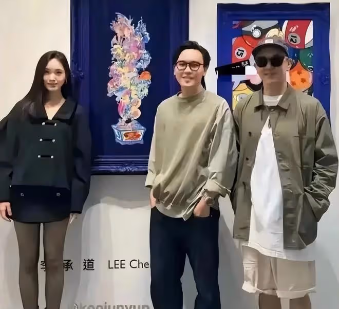 小S女兒支持具俊曄畫展,大S疑似出鏡,她戴墨鏡瘦了很多