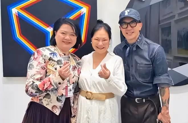 小S女兒支持具俊曄畫展,大S疑似出鏡,她戴墨鏡瘦了很多