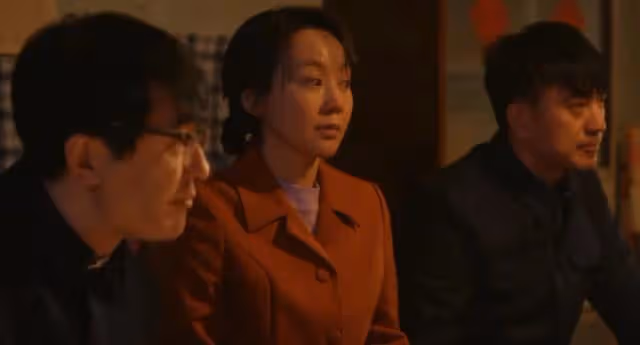 小巷人家:劇中最解氣一幕,莊超英離婚被趕出家門,莊母雪夜凍死