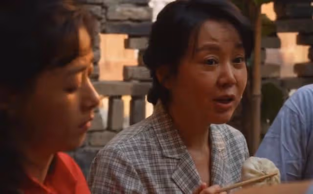 小巷人家:劇中最解氣一幕,莊超英離婚被趕出家門,莊母雪夜凍死