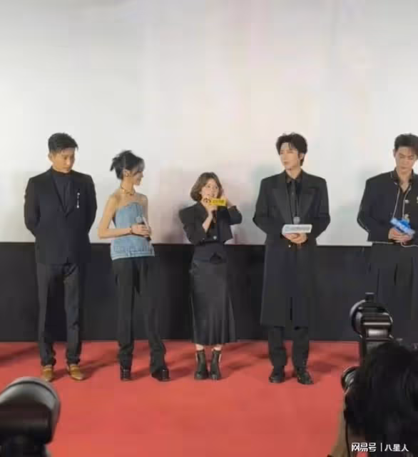 整容臉!趙露思發布會秒變小矮人,女配被指心機重,同框畫面太違和