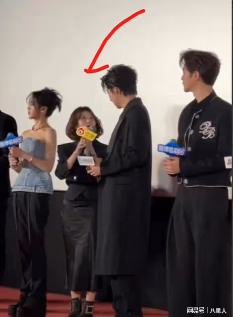整容臉!趙露思發布會秒變小矮人,女配被指心機重,同框畫面太違和