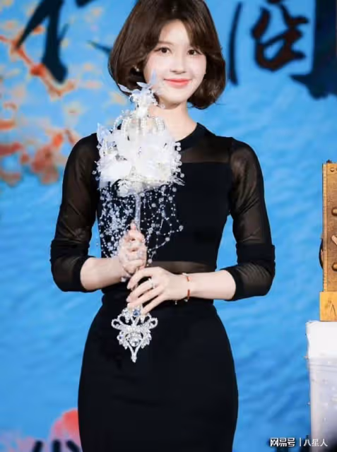 整容臉!趙露思發布會秒變小矮人,女配被指心機重,同框畫面太違和
