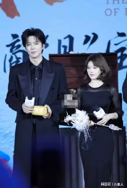 整容臉!趙露思發布會秒變小矮人,女配被指心機重,同框畫面太違和