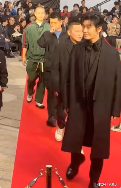 46歲黃曉明被葉柯榨乾!皮膚嫩了臉瘦了不油了,但這假髮也太明顯了