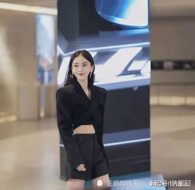黃曉明眼瞎!baby近照,出席車展當車模,回歸老本行比葉珂好看多了