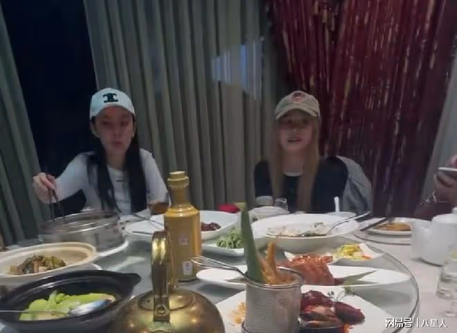 鄭爽在美國參加飯局！一直看身邊大佬，發福染黃髮全程聊天哈哈笑