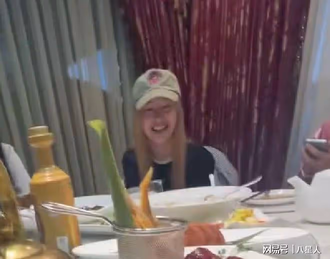 鄭爽在美國參加飯局！一直看身邊大佬，發福染黃髮全程聊天哈哈笑