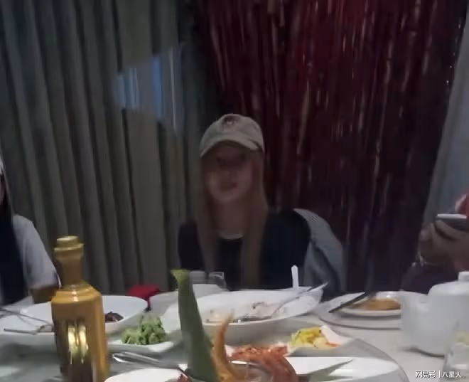 鄭爽在美國參加飯局！一直看身邊大佬，發福染黃髮全程聊天哈哈笑