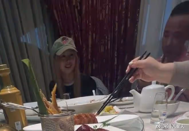 鄭爽在美國參加飯局！一直看身邊大佬，發福染黃髮全程聊天哈哈笑