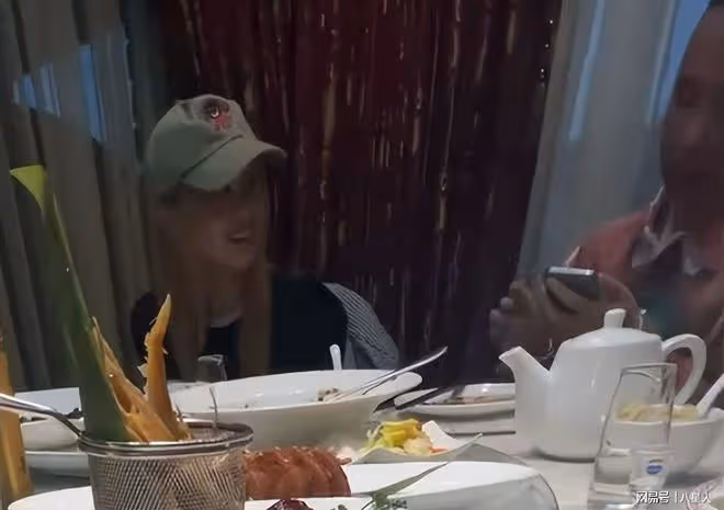 鄭爽在美國參加飯局！一直看身邊大佬，發福染黃髮全程聊天哈哈笑