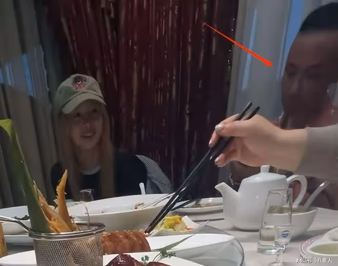 鄭爽在美國參加飯局！一直看身邊大佬，發福染黃髮全程聊天哈哈笑