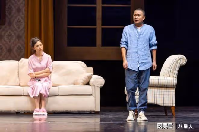 39歲文章近況曝光！帶女友外出聚餐，開200w大G，生活依舊瀟灑