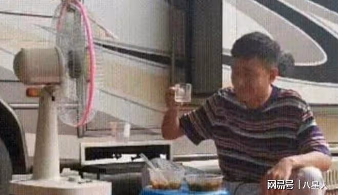39歲文章近況曝光！帶女友外出聚餐，開200w大G，生活依舊瀟灑