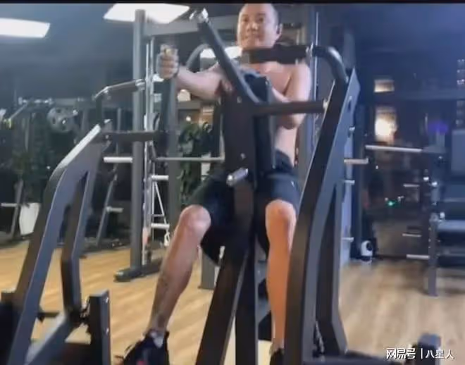 39歲文章近況曝光！帶女友外出聚餐，開200w大G，生活依舊瀟灑