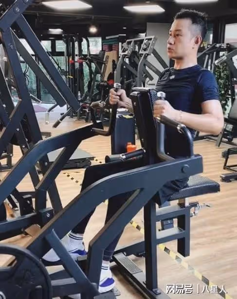 39歲文章近況曝光！帶女友外出聚餐，開200w大G，生活依舊瀟灑