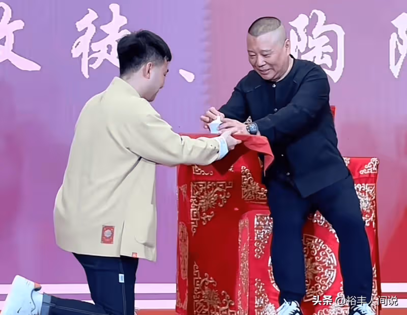 郭德綱再迎喜事！京劇首開山門收陶陽為徒，曝背後兩大暖心原因