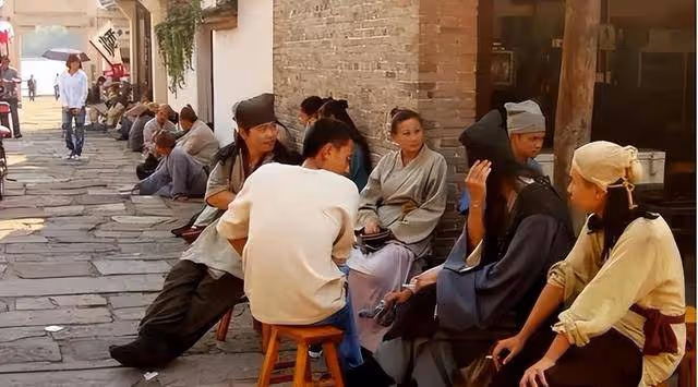 橫店20萬群演現狀:美女泛濫成災,懶漢光棍遍地,他們將何去何從