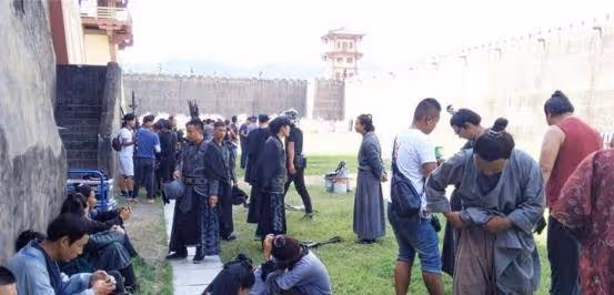 橫店20萬群演現狀:美女泛濫成災,懶漢光棍遍地,他們將何去何從