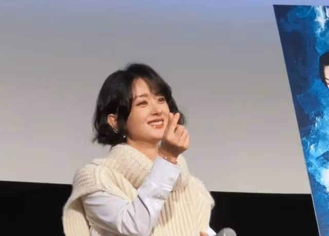 趙麗穎37歲遇趙露思26歲,同款短髮比,年齡差驚艷!