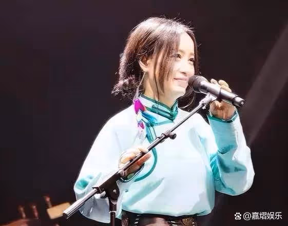 直到看了刀郎現狀,終於知道為什麼,斯琴格日樂不再被觀眾原諒