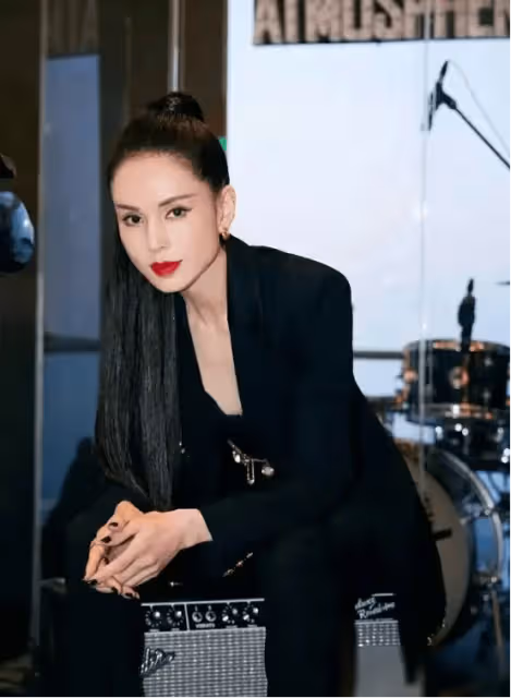 李若彤現身威海菜市場被偶遇,獲網民評價人美親民,毫無明星架子