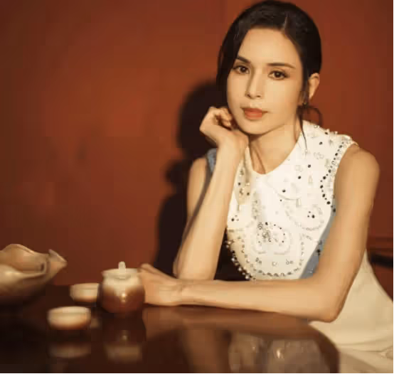 李若彤現身威海菜市場被偶遇,獲網民評價人美親民,毫無明星架子