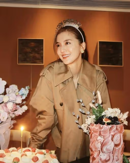 知名港女星獲好友慶生,收8個生日蛋糕,金箔蛋糕凸顯闊太身份