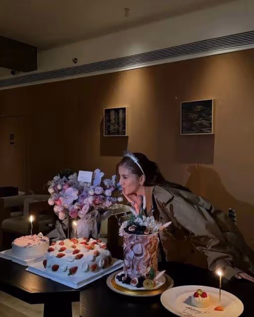 知名港女星獲好友慶生,收8個生日蛋糕,金箔蛋糕凸顯闊太身份