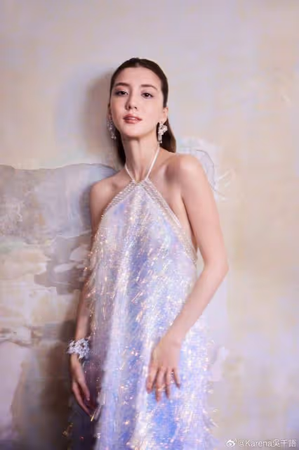 知名港女星獲好友慶生，收8個生日蛋糕，金箔蛋糕凸顯闊太身份