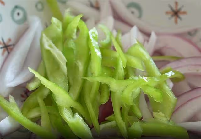 最近很火的剩饅頭做法,加點配菜,飯店賣20一盤,在家成本才3元