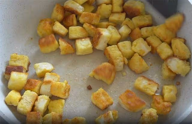 最近很火的剩饅頭做法,加點配菜,飯店賣20一盤,在家成本才3元