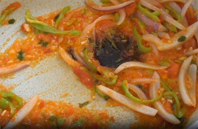 最近很火的剩饅頭做法,加點配菜,飯店賣20一盤,在家成本才3元